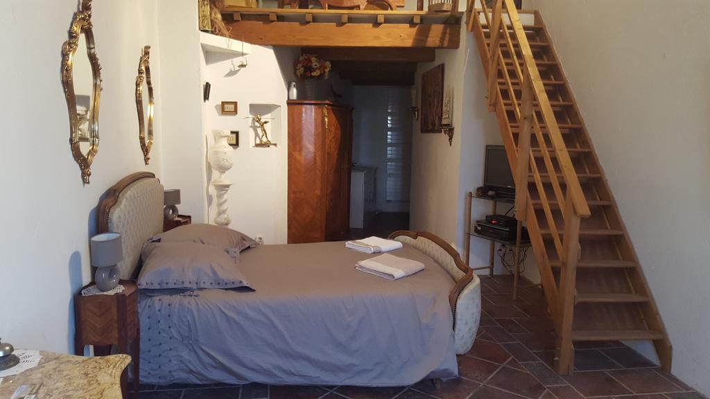 Bed and Breakfast Les Croisees Кастийон-дю-Гар Экстерьер фото